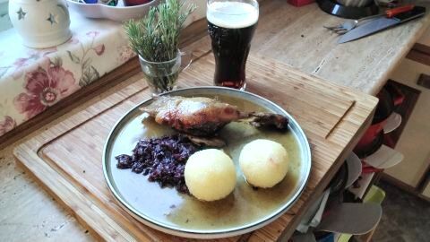 Genieße ein festliches Weihnachtsmenü mit Barbarie-Ente, begleitet von herzhaftem Rotkraut und saftigen Knödeln. Ein perfektes Gericht, das die Festtage kulinarisch bereichert und den besonderen Anlass gebührend feiert.