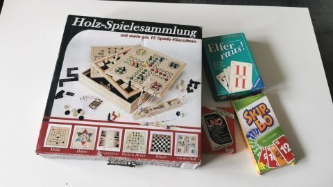 Genieße die gemütlichen Wintertage mit verschiedenen Brett- und Kartenspielen. Erfahre im Artikel, welche günstigen Freizeitaktivitäten es neben einem Spieleabend im Winter noch gibt.