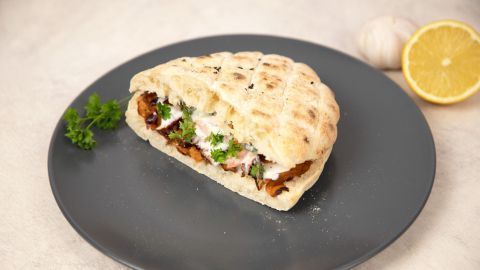 Probiere einen köstlichen veganen Döner aus fluffigem Fladenbrot, kross angebratenem Räuchertofu und frischem Gemüse.