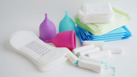 Die Vielfalt an Periodenprodukten ist groß: Tampons, Binden und Menstruationstassen sind nur ein paar Beispiele. Erfahre hier, welches Produkt für welche Bedürfnisse optimal ist.