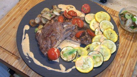 Rib-Eye-Steak an pikanter Soße: Ein saftiges Steak serviert mit gebratenem Gemüse und schmackhafter, pikanter Soße. Perfekt für ein besonderes Abendessen, das Gaumenfreuden garantiert.