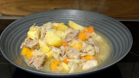 Irish Stew aus dem Multikocher: Hier seht ihr mein fertiggekochtes Mittagessen auf meinem Teller.