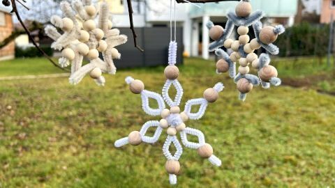 Gestalte deinen eigenen winterlichen Zauber mit Schneeflocken aus Pfeifenputzern und Holzperlen. In wenigen Schritten kreierst du individuellen Baumschmuck für die kalte Jahreszeit.