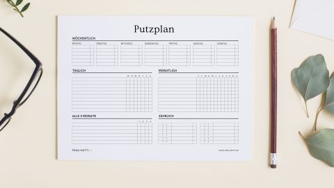 Mit unserer Putzplanvorlage mit Checkliste zum Abhaken kannst du dir deine Haushaltstätigkeiten eintragen. Schreibe sie direkt in die passende zeitliche Kategorie.