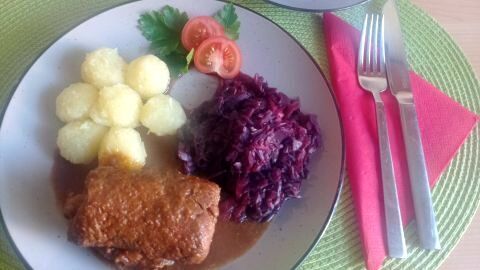 Genieße ein traditionelles Gericht: Rinderroulade nach Hausfrauenart, serviert mit Rotkohl, Kartoffelklößen und schmackhafter Sauce. Perfekt für ein herzhaftes Mittagessen.