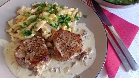 Genieße saftige Kalbsmedaillons mit Steinpilz-Soße und selbst geschabten Spätzle, garniert mit frischem Schnittlauch. Dazu ein knackiger Salat mit Tomaten – ein perfektes Dinner!