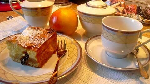 Duftender Gedeckter Apfelkuchen mit cremigem Quarkguss: Perfekt für die Kaffeetafel. Der saftige Kuchen nach dem Rezept ist ideal in Kombination mit heißem Tee oder Kaffee. Lass dich von diesem kulinarischen Genuss verzaubern.