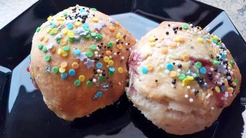 Backe bunte Konfetti-Brötchen mit leuchtenden Zuckerstreuseln. Ein ideales Rezept, um Farbe und Freude in dein Frühstück zu bringen. Perfekt für Partys, zum Fasching oder einfach als süße Überraschung für die Familie.