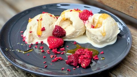 Quark-Honig-Eis: Eine cremige Versuchung aus der Eismaschine mit fruchtigen Himbeeren und einem Hauch Honig. Genieße eine erfrischende Köstlichkeit, die einfach zuzubereiten ist und den Sommer auf deinen Teller bringt.