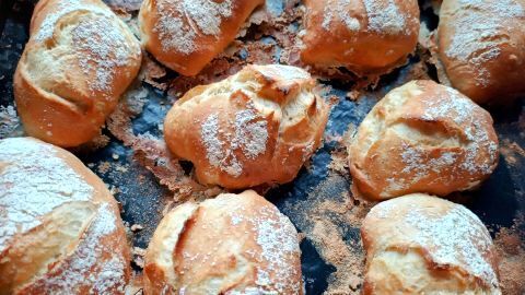 Mache dir knusprige Frühstücksbrötchen über Nacht, die perfekt gelingen! Der Teig ruht im Kühlschrank und am Morgen bäckst du die Brötchen ganz frisch im Backofen.