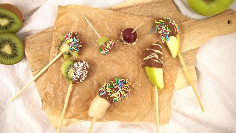 Obst aufspießen und ab ins Schoko- und Streuselbad! Diese kunterbunten Obst-Lollis schmecken nicht nur zur Faschingszeit.