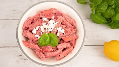 Die selbstgemachte Pink Pasta sieht mit ihrer schönen Farbe nicht nur gut aus, sondern schmeckt auch richtig lecker!