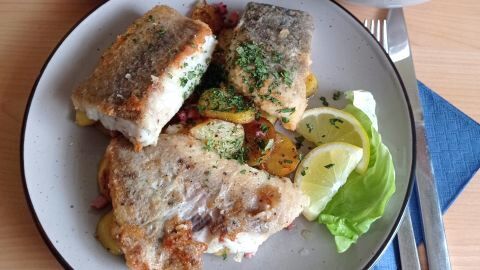 Hamburger Pannfisch: Dreierlei Fischsorten auf Bratkartoffeln mit frischem Salat und cremiger Senfsauce zum Genießen.