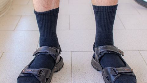 Socken in Sandalen sind zwar ein Klischee, aber mit deutschen Touristen eben doch allgegenwärtig. 