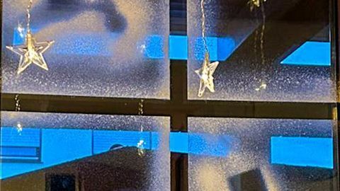 Kreiere winterliche Fensterdekorationen mit Frischhaltefolie für ein frostiges Finish. Der Artikel zeigt, wie Du mit einfachen Mitteln Schneeszenen gestaltest, während die Bilder inspiriert und die dunklen Silhouetten festliche Stimmung verbreiten.