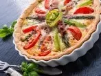 Quiche mit grünem Spargel und Tomaten