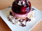 Schwarzwälder-Kirsch-Dessert auf Biskuit
