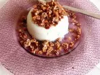 Käse-Sahne-Dessert mit Mandelkrokant