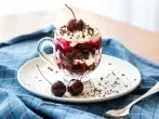 Schwarzwälder-Kirsch-Dessert im Glas