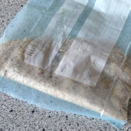 Im Gefrierbeutel Schnitzel panieren