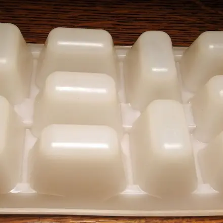 Anfrierende Eiswürfelbehälter mit Salatöl behandeln