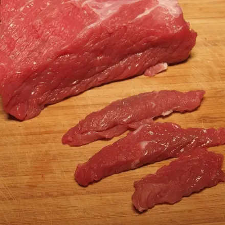 Fleisch ganz fein schneiden - zwei Stunden in den Gefrierschrank