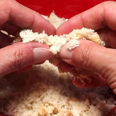 Panieren mit frischem Weißbrot