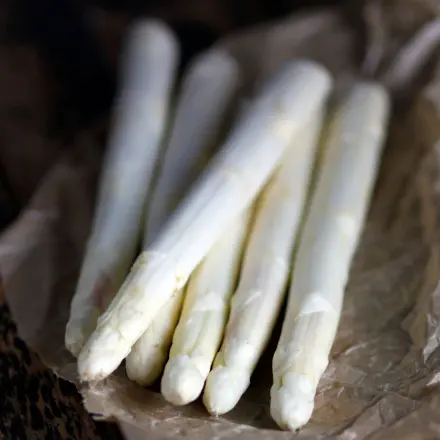 Frischen Spargel erkennen: 2 Stangen Spargel aneinander reiben