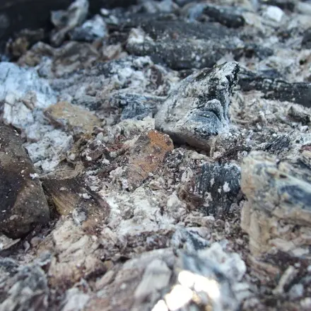 Grillglut mit Sand löschen