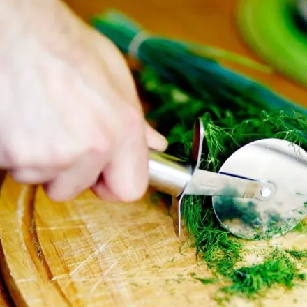 Ein Pizzaschneider schneidet auch anderes gut