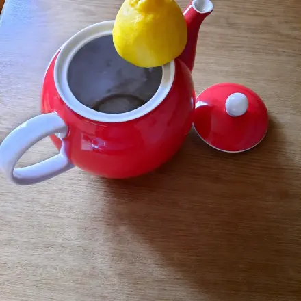 Teekanne mit Zitronensaft reinigen