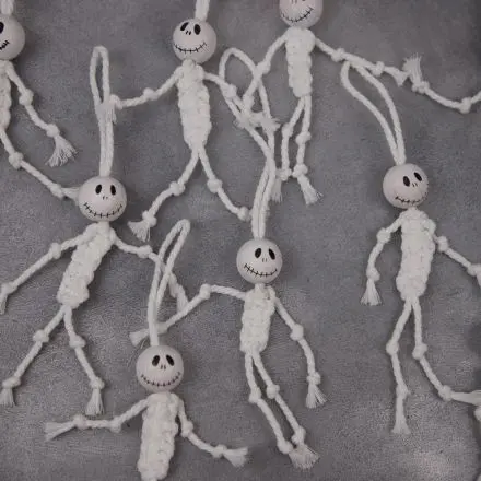Makramee-Skelett als Halloweendeko