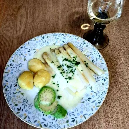 Weißer Spargel mit kalorienarmer Schmandsoße