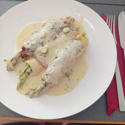 Spargel-Cannelloni mit Schinken