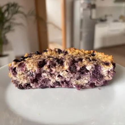 Baked Oats mit Heidelbeeren und Hüttenkäse – proteinreich