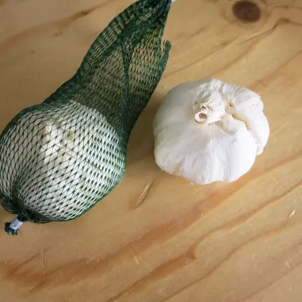 Knoblauchzehen mit Gummiverschluss eines Glasballons schälen