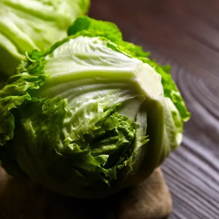 Strunk von Eisbergsalat ganz einfach entfernen