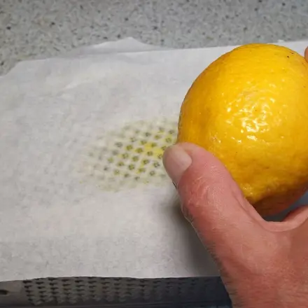 Geriebene Zitonenschale ohne lästiges Putzen mit Butterbrotpapier