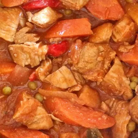 Zartes Gulasch mit Zwiebeln und Mehl